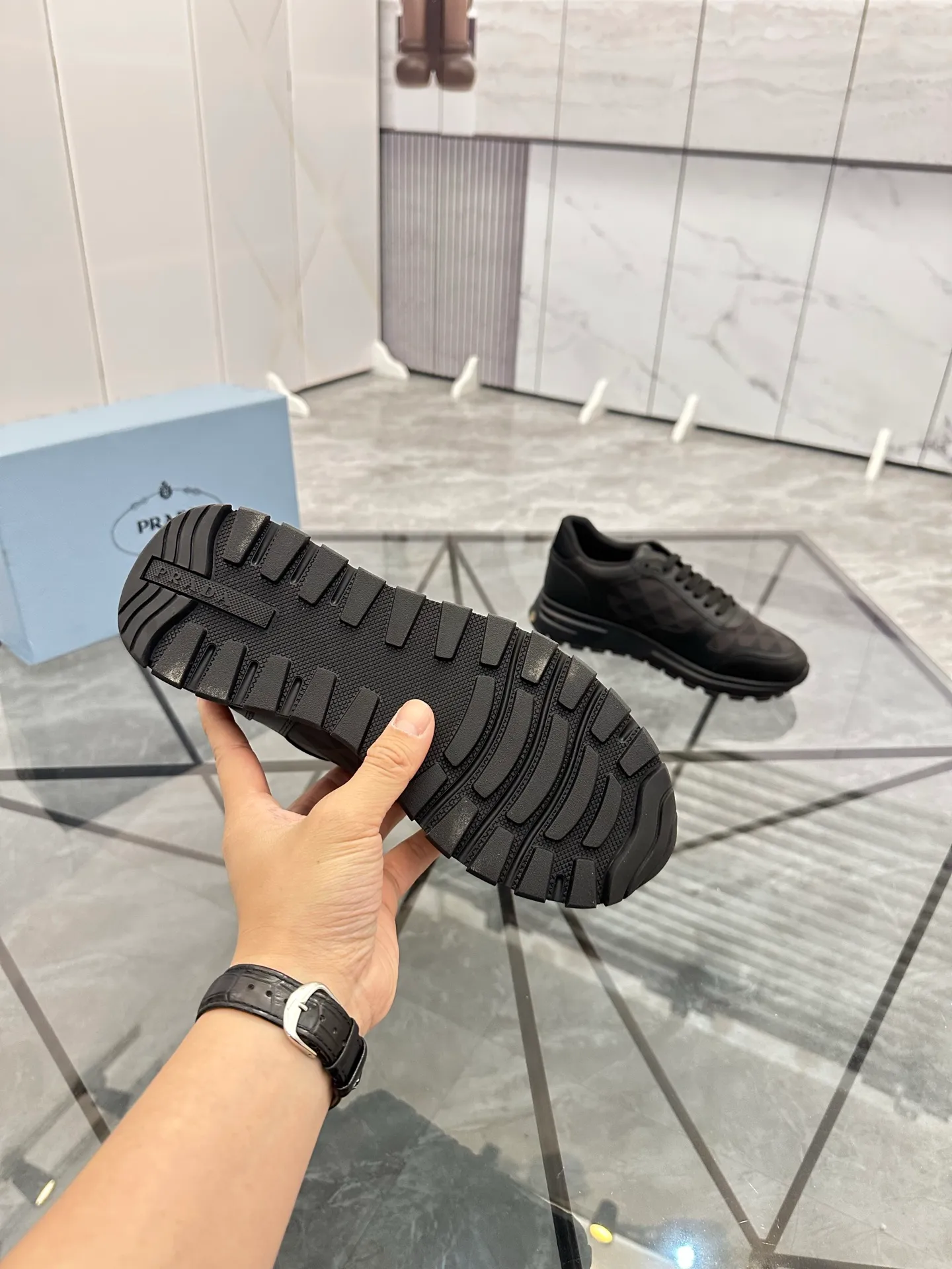 Men's shoes: 💰P440¥ Product trademark: Prada *"Prada*" low-top casual shoes Regular size: 38-44 (can be customized to 45.46) Product materials: imported cowhide upper, sheepskin lining, original outsole. Number: 835